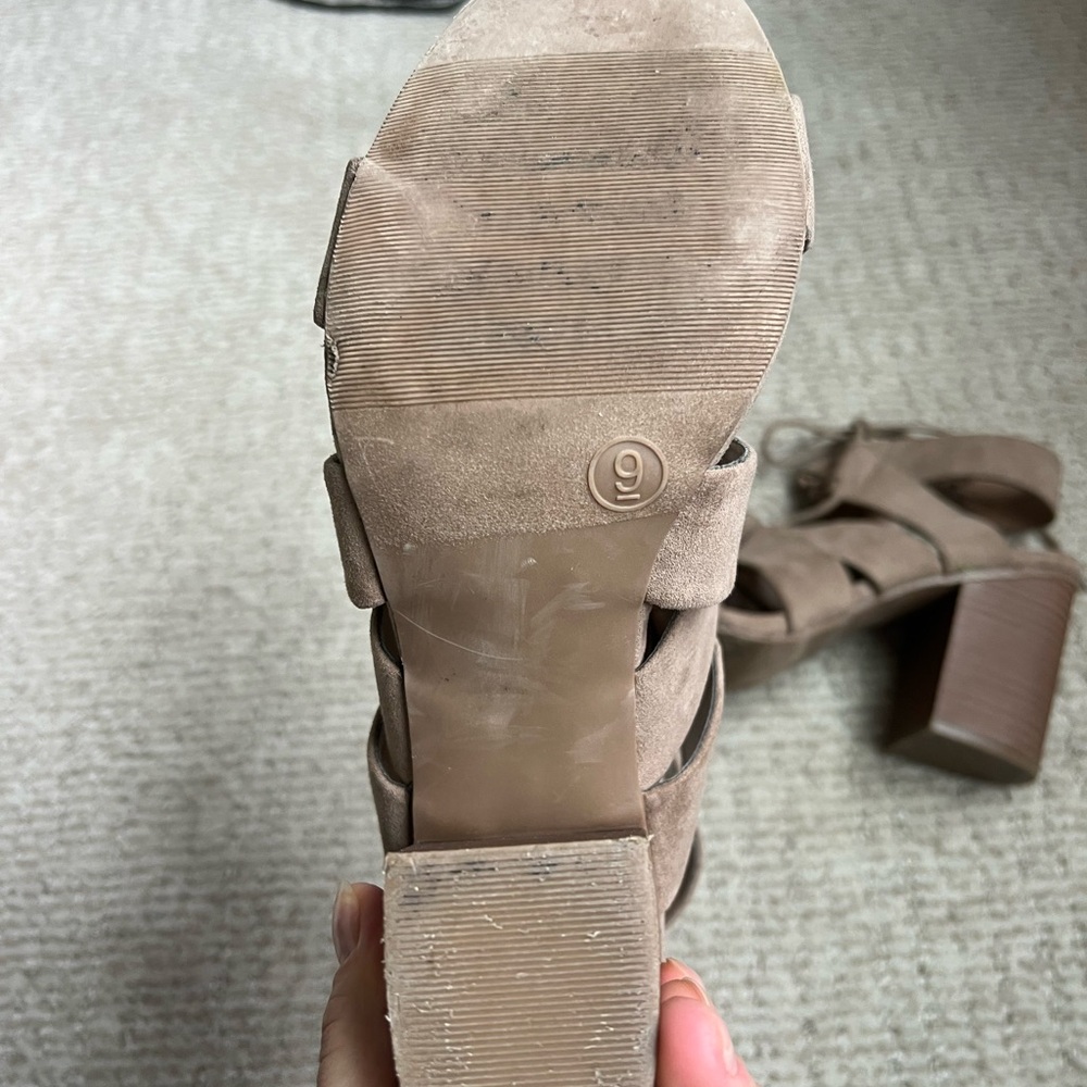 Tie up Tan Block Heel Sandals - Picture 3 of 7